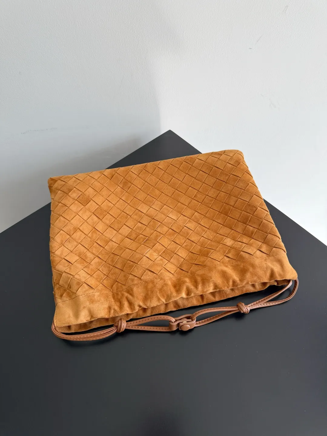 Batch 1560 Armpit bags have become a fashionable item that every girl has in their hands in recent years🛍️. The elegant and simple style has won the love of many people of different ages. However, there is an unavoidable trouble with armpit bags, that is, the capacity is too small, and BOTTEGA VENETA’s new Dustbag Considering people's travel needs, the capacity of garbage bags has been greatly upgraded. Folding umbrellas, water cups, and girls' makeup powder and lipstick can all be accommodated. It is very light and resistant to dirt. Even if you have a lot of things when traveling, it can reduce the burden to a certain extent. The shoulder straps are buckled and can be changed at will. It can be used for hand holding or as the liner of a large bag. After the drawstring is drawn, it looks like a cloud bag. It is very suitable for concave styling when traveling in summer🙋🏻‍♀️ Style number: 796728 Size: 32*23*1cm